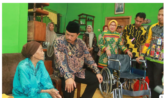 Biasakan Sehari Tengok Tiga Lansia Ngebrok, Maidi Rekrut Pekerja Sosial Masyarakat hingga Gulirkan Bansos