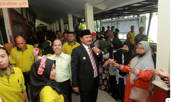 Hibur Pasien-Pengunjung RSUD Kota Madiun, Wali Kota Maidi Bagi-Bagi Hadiah