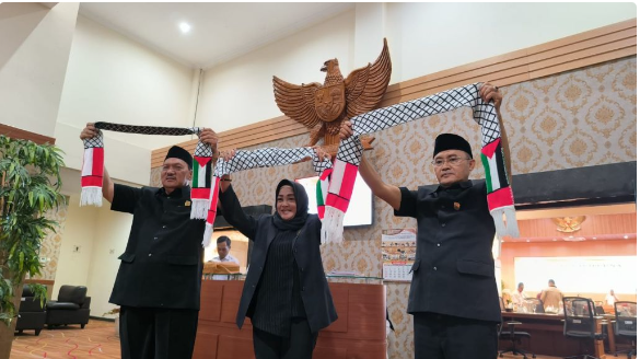 Anggota Fraksi PKB Kota Madiun Kompak Pakai Syal Palestina di Rapat Paripurna