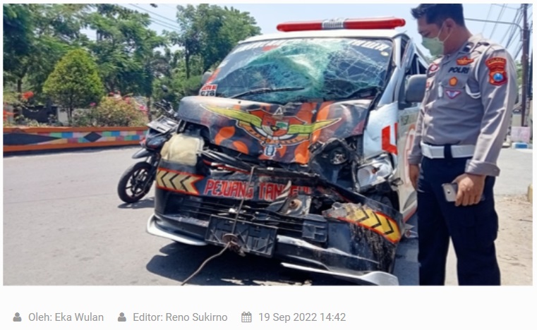 Mobil Ambulance Pembawa Jenazah Terlibat Kecelakaan di Kota Madiun