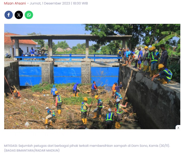 Cegah Banjir Terulang, Petugas Gabungan Bersihkan Sampah di Dam Sono
