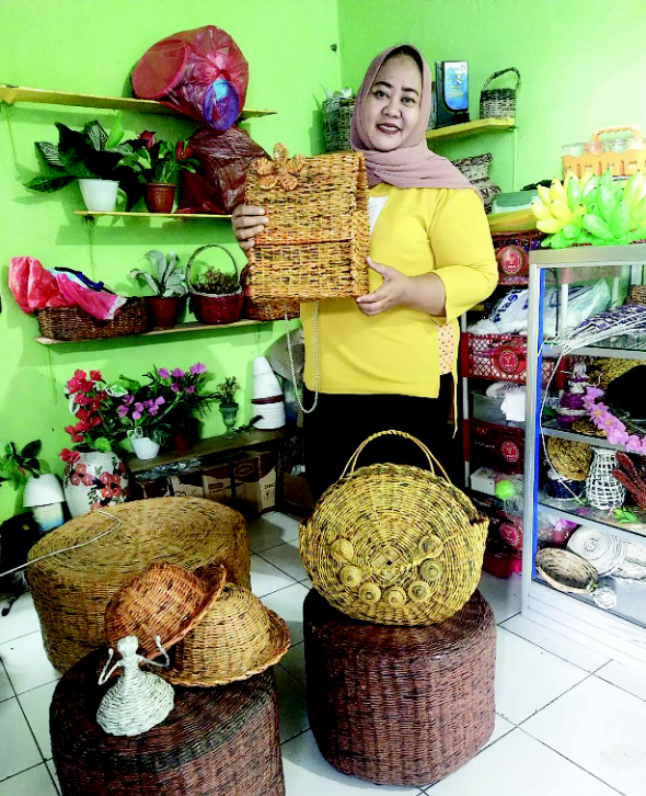 Kreasi Warga Kota Madiun Diseleksi Masuk Kurasi Produk Kreatif di Belanda, Sukesiana Raup Cuan dari Kerajinan Koran Bekas