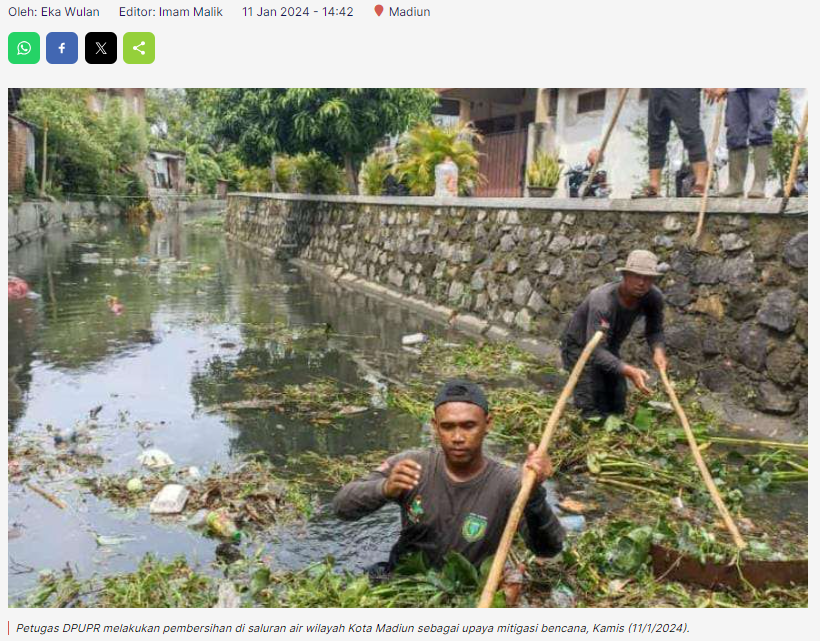Tumpukan Sampah Sumbat Saluran Air di Kota Madiun