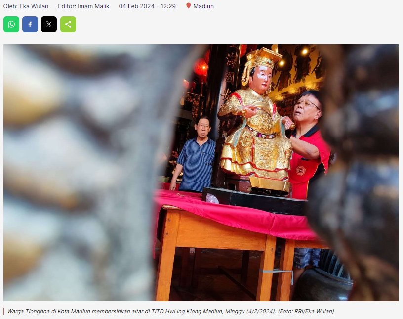 Jelang Imlek, Warga Tionghoa Madiun Bersih-bersih Altar