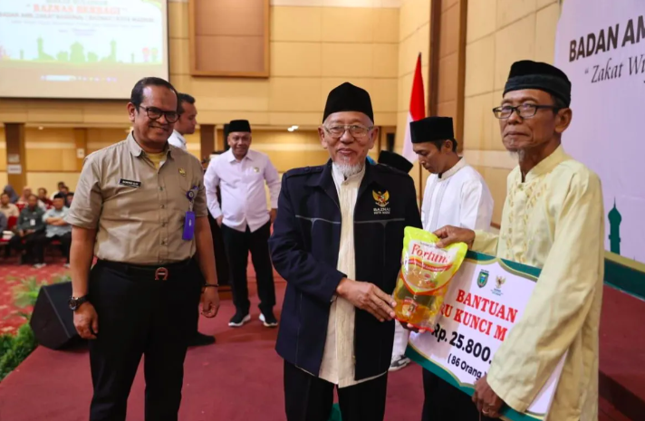 Baznas Kota Madiun salurkan bantuan untuk marbot masjid dan anak yatim