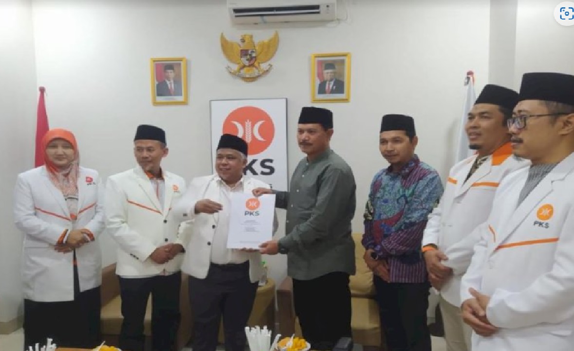PKS Serahkan Rekom Bakal Calon Walikota Madiun ke Maidi