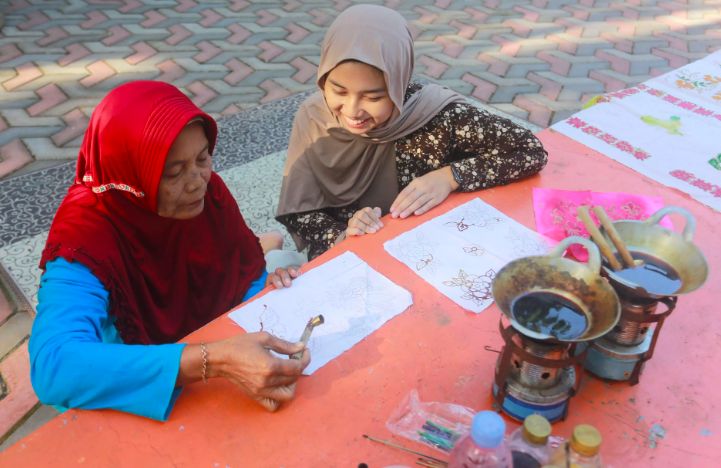 Serunya Masuk Mesin Waktu di Pasar Jadoel Madiun: Bisa Belajar Batik, Kulineran, hingga Main Permainan Tradisional