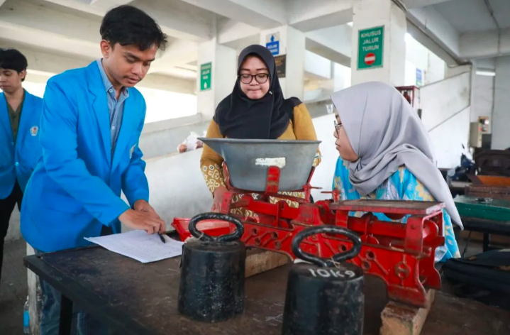 Dinas Perdagangan Kota Madiun tera ulang timbangan pedagang di pasar traditional