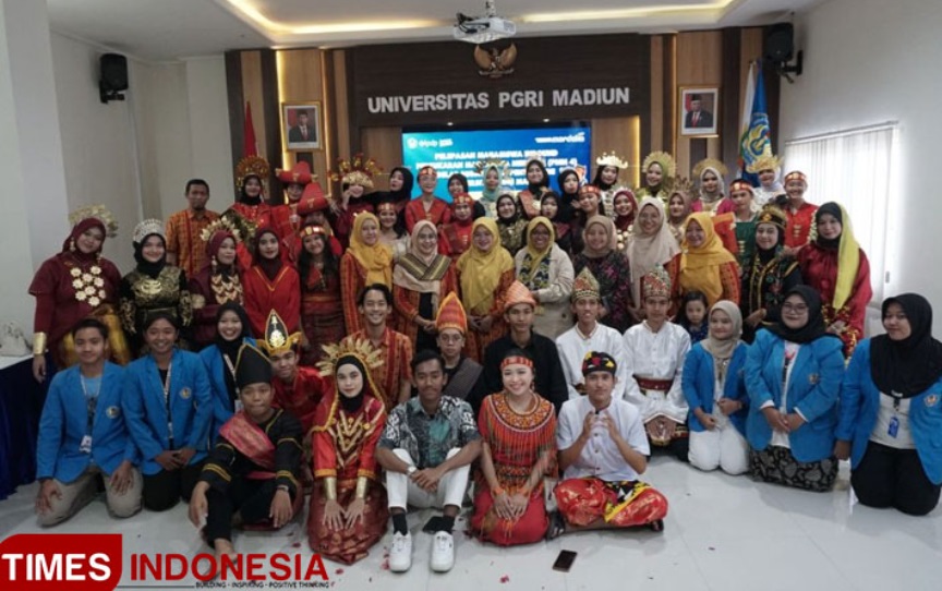 Mahasiswa PMM 4 UNIPMA Madiun Tampilkan Festival Budaya Nusantara