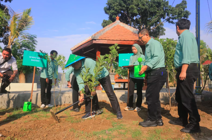 Mitigasi Perubahan Iklim, Pejabat Pemkot Madiun Serempak Tanam Pohon