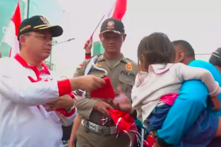 Parade Senja Jelang HUT RI ke-79, Pj Wali Kota Madiun Bagikan Ribuan Bendera Merah Putih