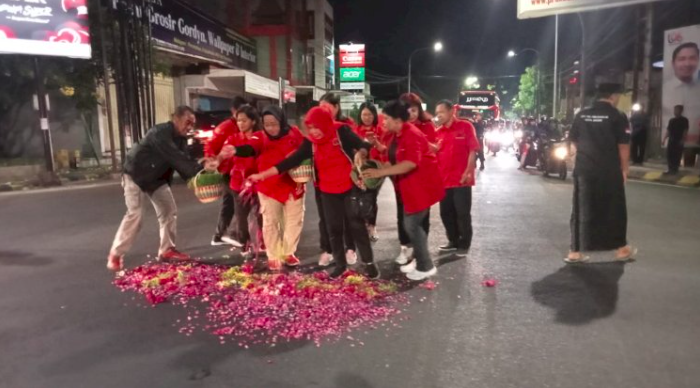 Peringati Kudatuli, Kader PDIP Kota Madiun Lakukan Aksi Tabur Bunga