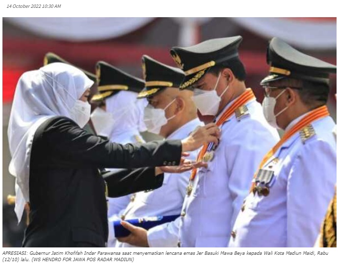 Buah Kelihaian Mengelola ASN, Wali Kota Maidi Terima Lencana Emas dari Gubernur