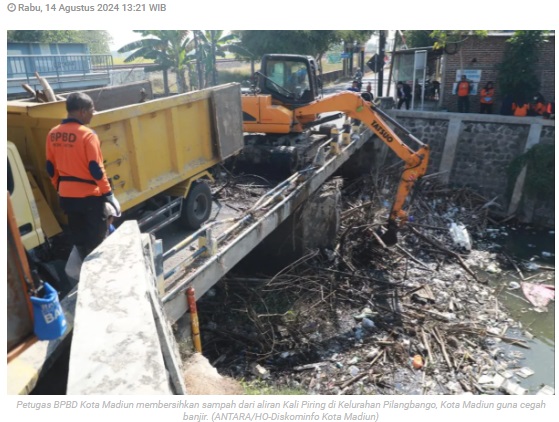 Antisipasi banjir, BPBD Kota Madiun rutin bersihkan sampah di aliran sungai