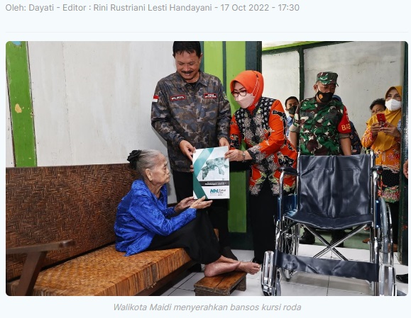 2 Lansia Dapat Bansos Kursi Roda dan Tongkat
