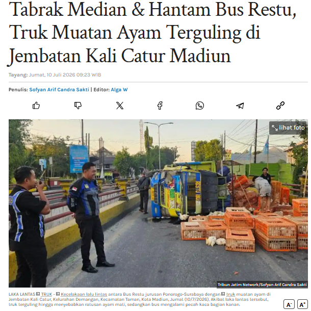 Tabrak Median & Hantam Bus Restu, Truk Muatan Ayam Terguling di Jembatan Kali Catur Madiun