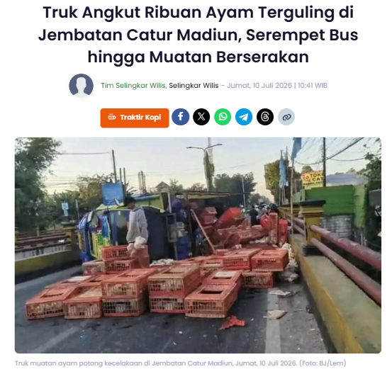 Truk Angkut Ribuan Ayam Terguling di Jembatan Catur Madiun, Serempet Bus hingga Muatan Berserakan