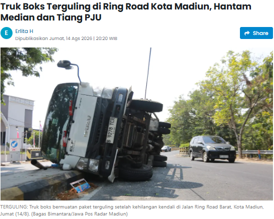 Truk Boks Terguling di Ring Road Kota Madiun, Hantam Median dan Tiang PJU